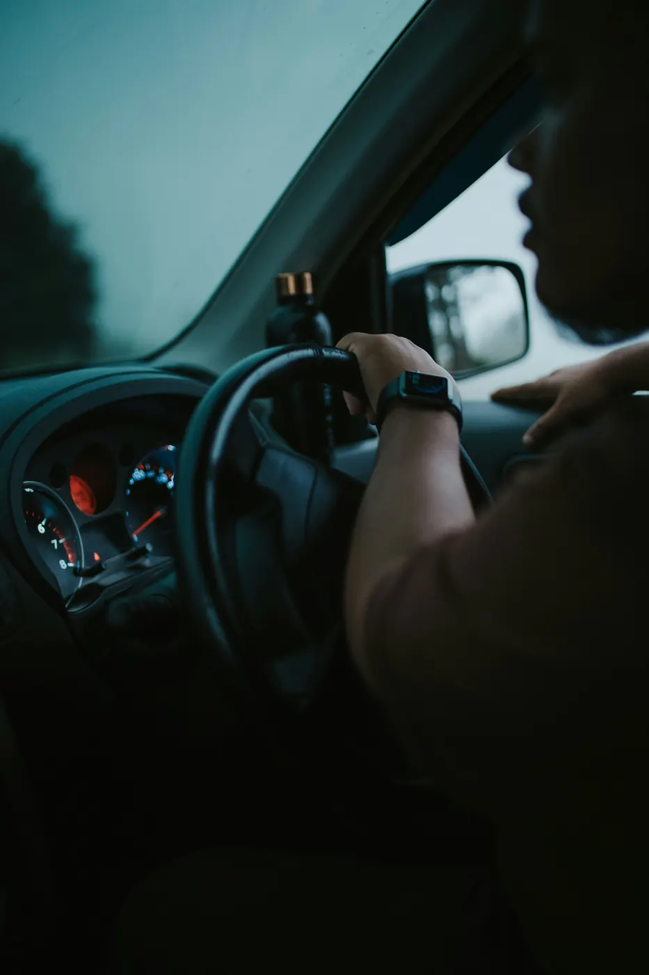 Un conducteur au volant, déjà sur la route