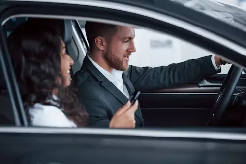 Deux collègues partagent la route en voiture